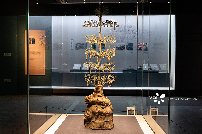 东汉 马猴摇钱树树身 灰陶神兽摇钱树座 三台县博物馆图片素材