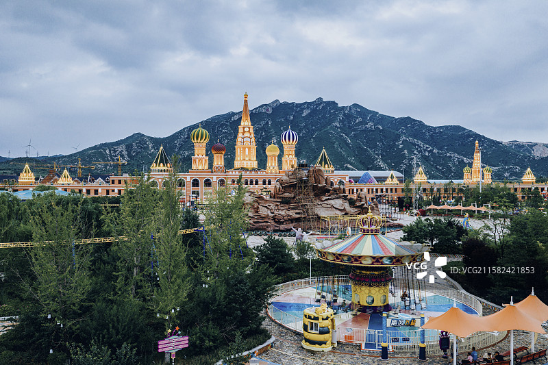 高视角下航拍游乐场，高视角下航拍喀左浴龙谷游乐场，有山有水的游乐场，以山为背景的游乐场图片素材