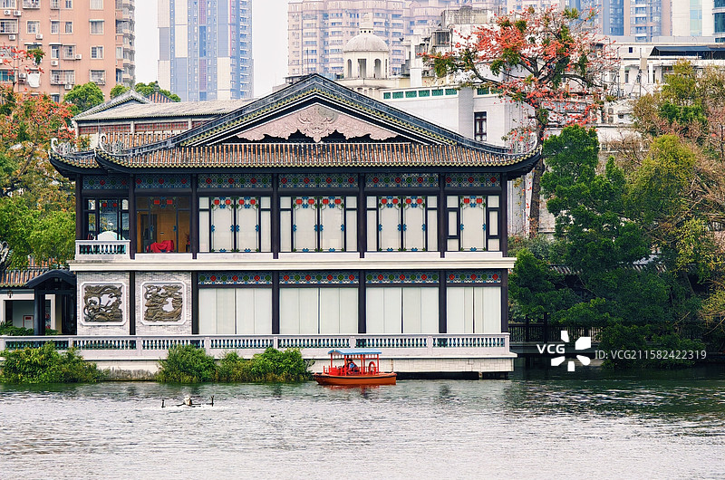 广州泮溪画舫 偶遇广州泮溪酒家泮溪画舫，一池碧水轻吟，喷泉细语，岁月静好。心随景深，恍若穿越千年。图片素材