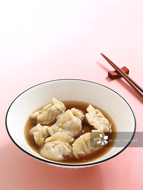 桌面上的一碗中国传统节日冬至春节美食饺子酸汤水饺图片素材