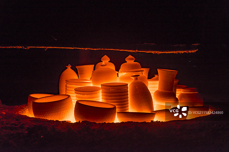 国家非遗荥经砂器烧制技艺砂器产品烧制开窑上釉图片素材