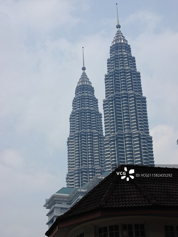 侧面视角的吉隆坡石油双峰塔图片素材