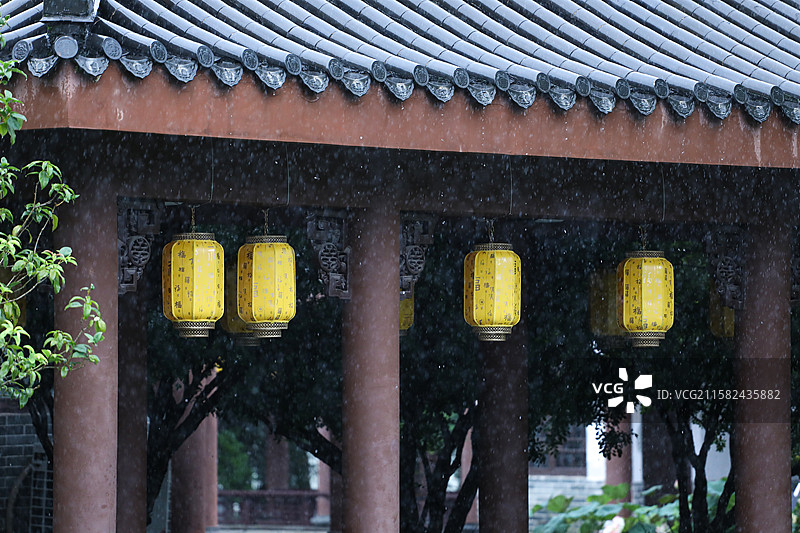 下雨天，中国传统古建筑屋檐上留下来的雨滴图片素材