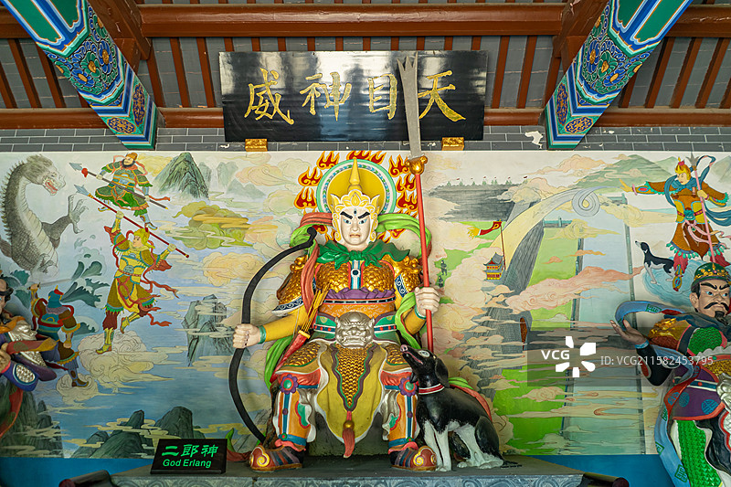 中国山东省济南市大明湖公园，二郎庙天目神威神话人物二郎神杨戬哮天犬两侧梅山六杰武将，室内无人图像摄影图片素材