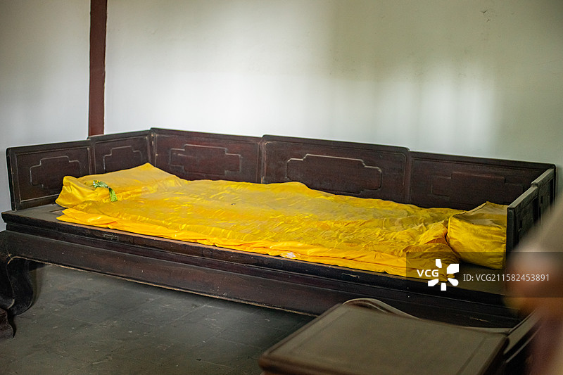 中国山东省泰安市泰山区泰山旅游景区著名景点，岱庙东御座乾隆行宫寝宫睡觉的床榻，户外白昼无人图像摄影图片素材