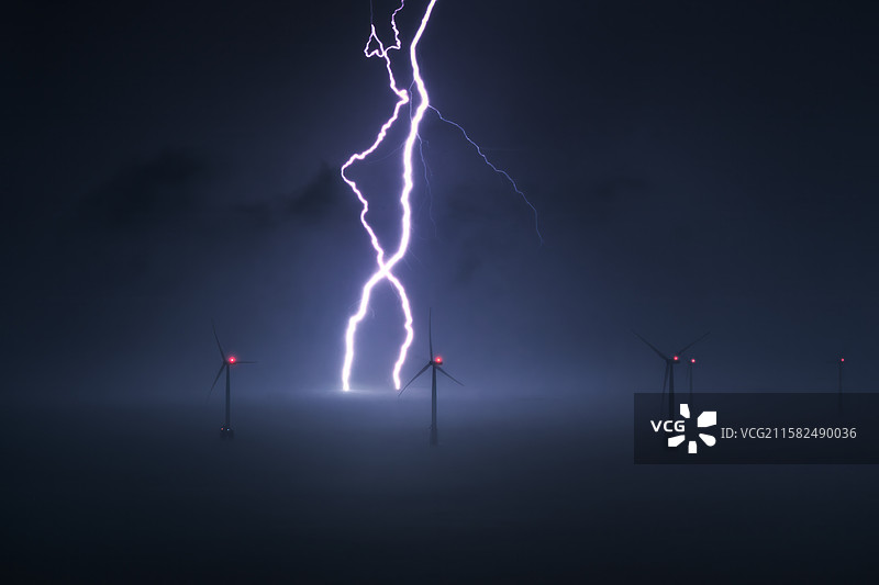 巨人的对话，平潭北部湾风力发电机雷电天气图片素材