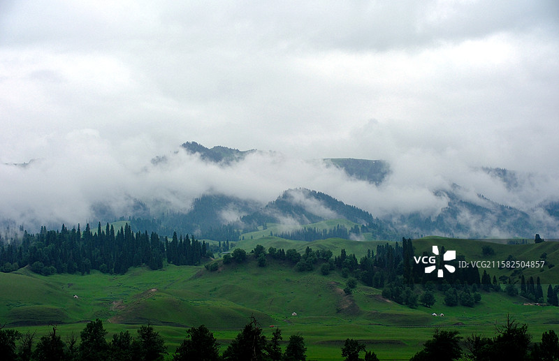 夏日新疆伊犁新源县那拉提218国道雨中云雾山峦道路车辆即景图片素材