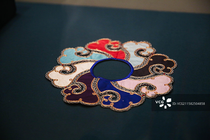 博物馆馆藏展品古代文物清代刺绣衣服图片素材