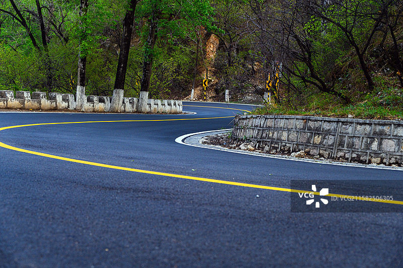 春天山区柏油公路道路图片素材