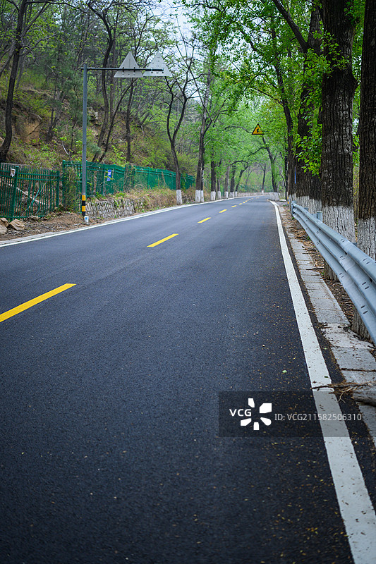 春天山区柏油公路道路图片素材