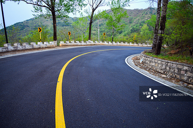 春天山区柏油公路道路图片素材