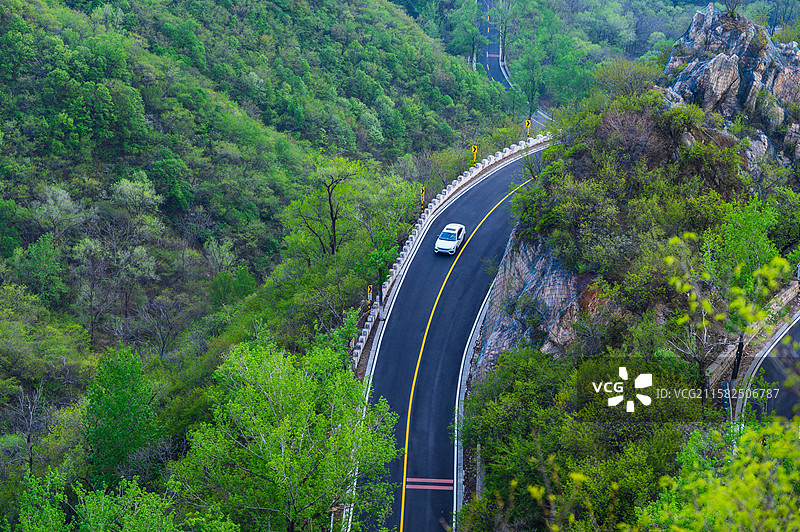 春天山区柏油公路道路图片素材