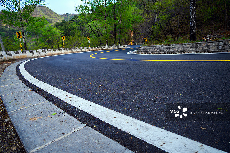 春天山区柏油公路道路图片素材