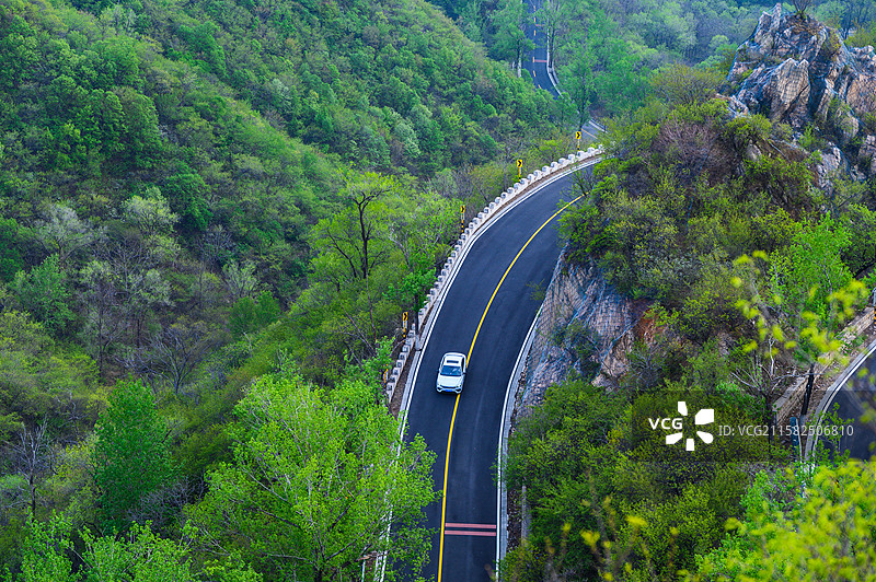 春天山区柏油公路道路图片素材