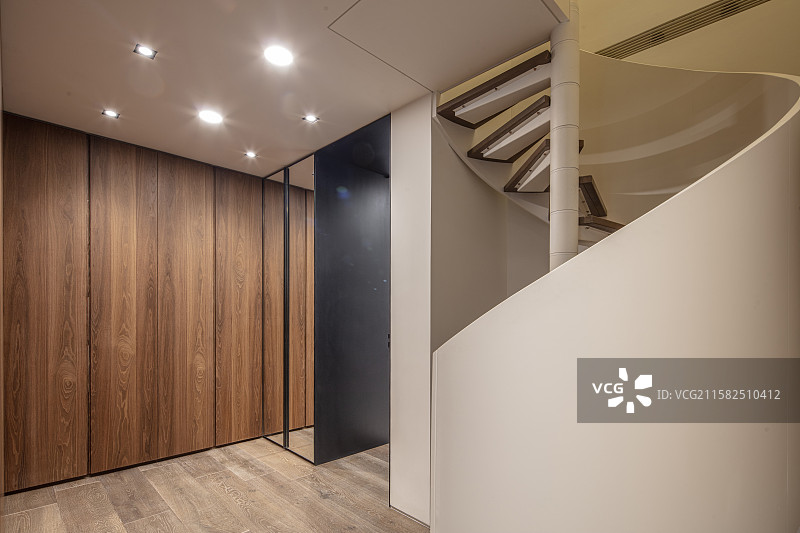 木饰面电梯厅与旋转楼梯连接设计图片素材