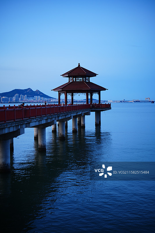 威海石岛滨海公园栈桥图片素材