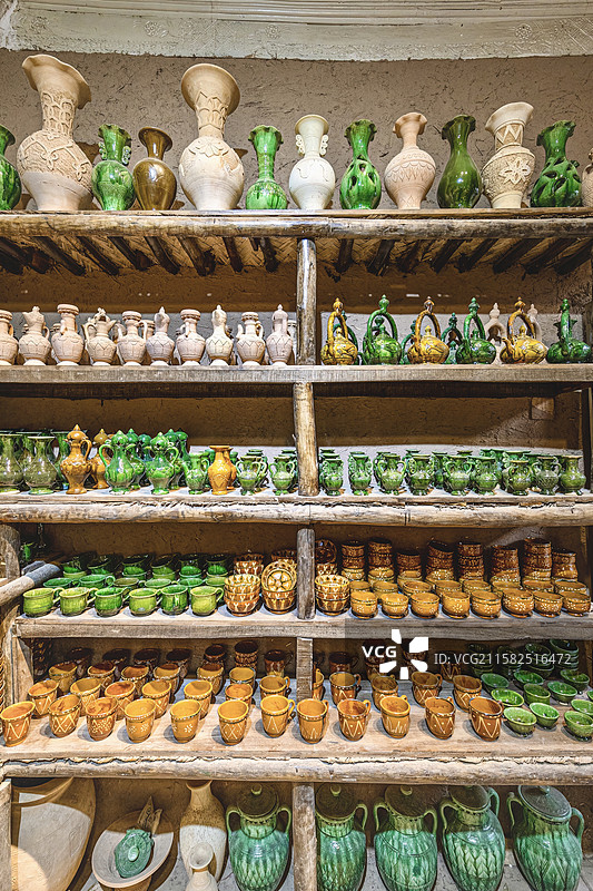 新疆维吾尔族喀什地区高台民居景点高崖上的土陶人家内部彩色土陶手工艺品图片素材