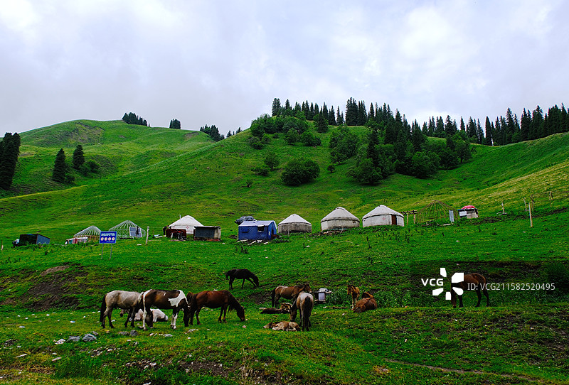 夏日新疆伊犁新源县那拉提独库公路沿途云雾山川风景图片素材