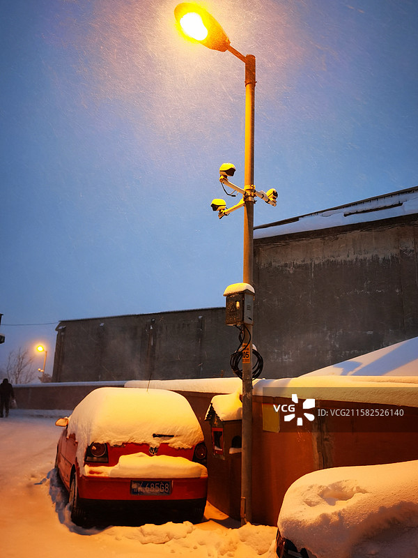 雪夜路灯下的静谧街景图片素材