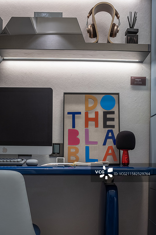 书桌墙与层架收纳构成的亲子阅读与展示角图片素材