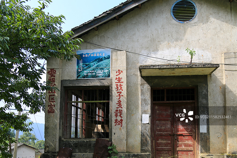 老旧建筑外墙标语与门窗图片素材