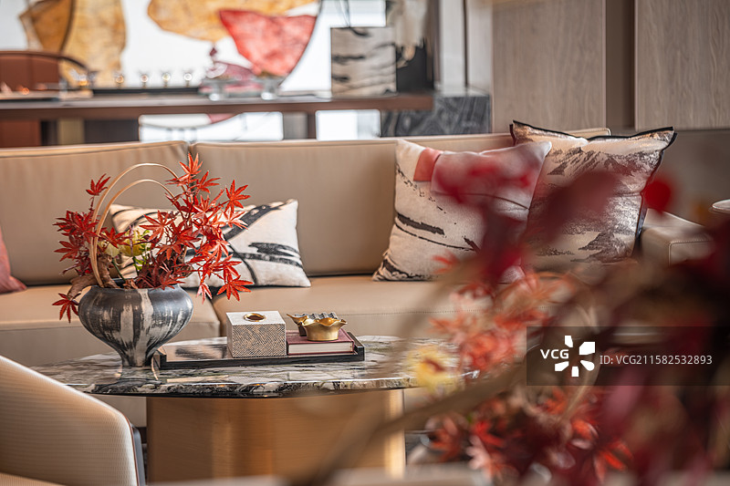 枫叶花艺与中性沙发构成的暖色会客区图片素材