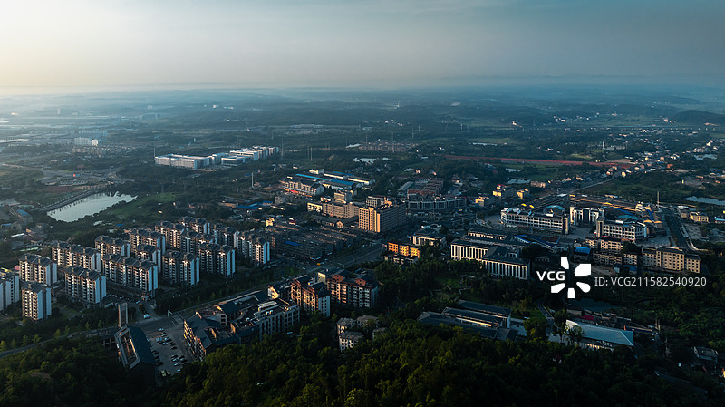 湖南韶山清晨日出时的城市风光图片素材