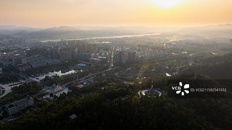 湖南韶山清晨日出时的城市风光图片素材