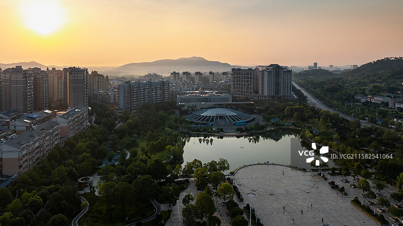 湖南韶山清晨日出时的城市风光图片素材