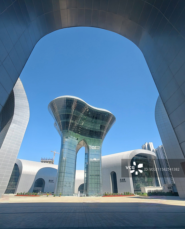 低视角拍乌鲁木齐文化中心馆图片素材