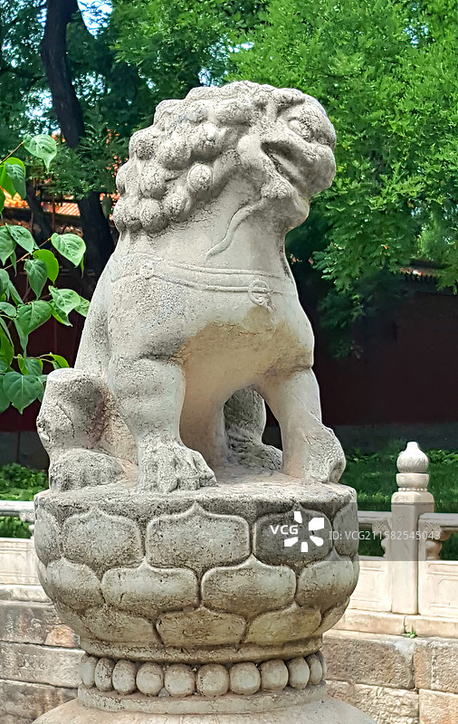 北京故宫西侧建于元代的断虹桥上的石狮子图片素材