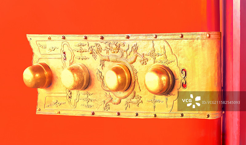 北京故宫熙和门宫门上的金色龙纹纹饰与门钉特写图片素材