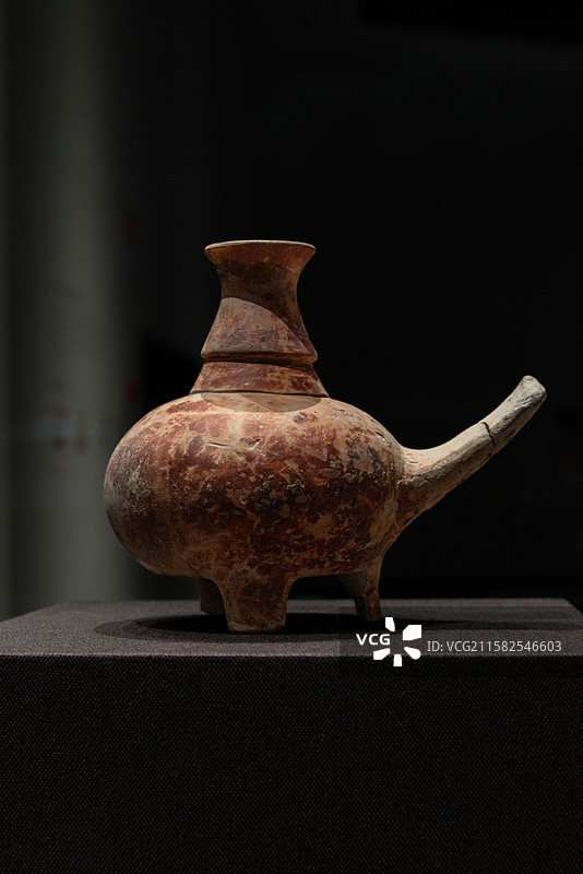 浙江省杭州市临平玉架山考古博物馆星斗古国时代的中国特展三足陶壶 崧泽文化 浙江海盐仙坛庙遗址M87-图片素材