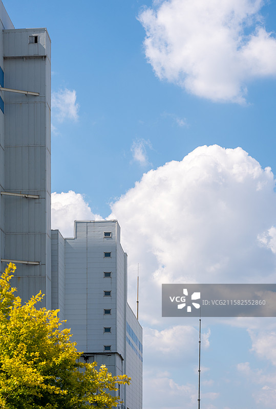 中国辽宁沈阳火电厂白色厂房与蓝天白云图片素材