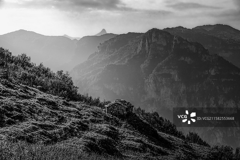 南太行十字岭客栈的小屋，屹立在群山之间。图片素材