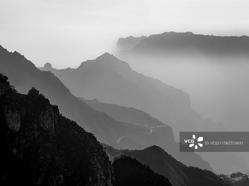 南太行十字岭上的重峦叠嶂，云海与山构成了国画。图片素材