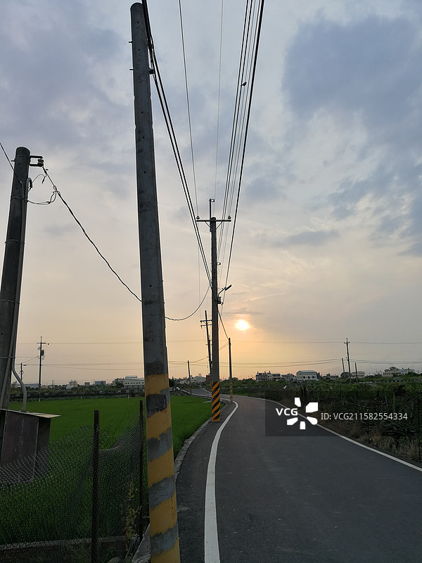 乡村道路尽头夕阳图片素材