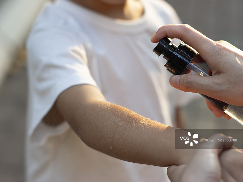 户外消毒防蚊虫叮咬花露水图片素材