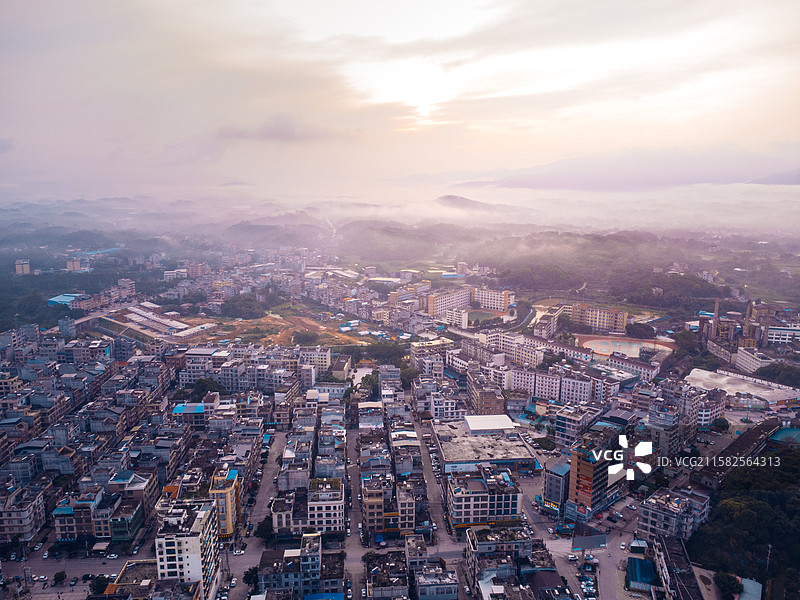 清晨的灵山县武利镇图片素材