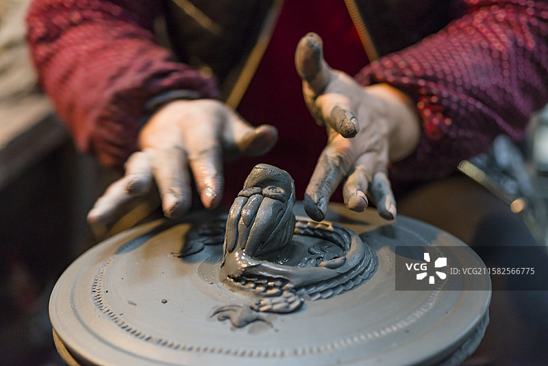 国家级非遗荥经砂器烧制技艺砂器土坯制作指尖上的泥塑艺术图片素材