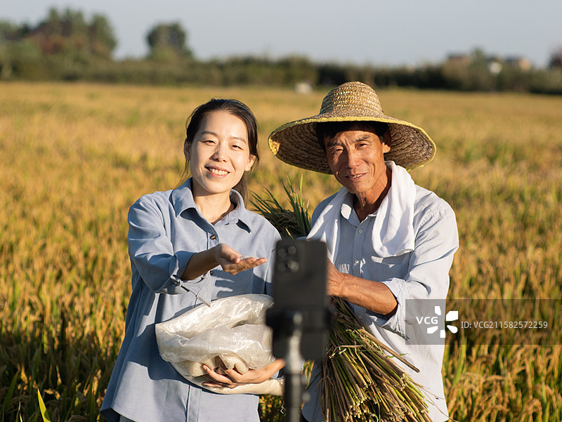 中国农民稻田间直播卖货农产品图片素材