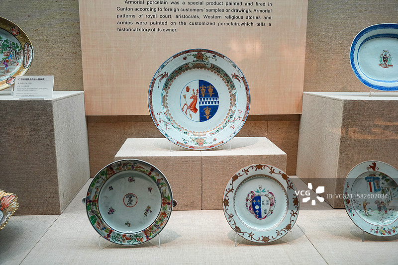 广州十三行博物馆英国贵族定制广彩瓷器图片素材