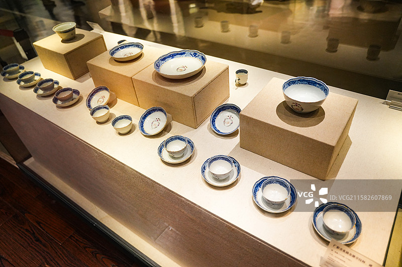 广州十三行博物馆清末广彩瓷器图片素材