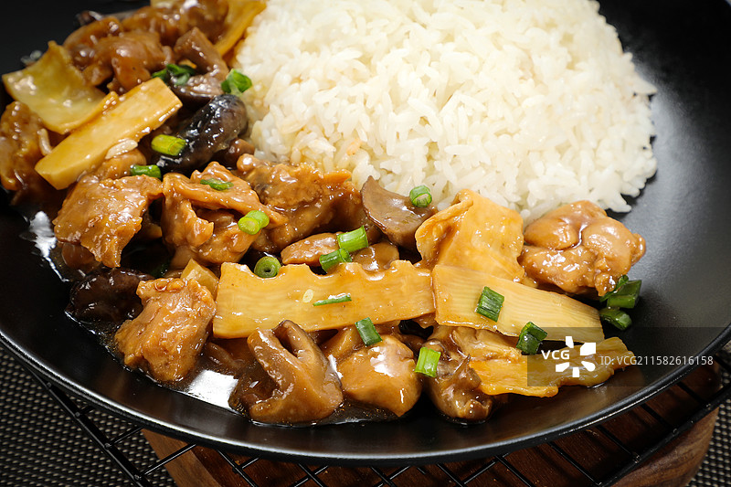香菇鸡肉盖浇饭图片素材