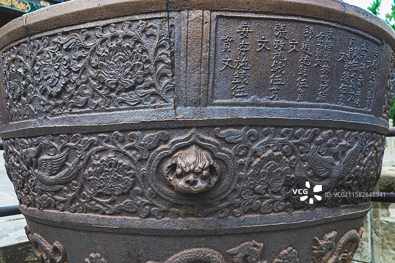 中国山东省泰安市泰山区泰山旅游景区著名景点，岱行宫里的生铁大水缸和神兽雕塑，户外无人图像摄影图片素材