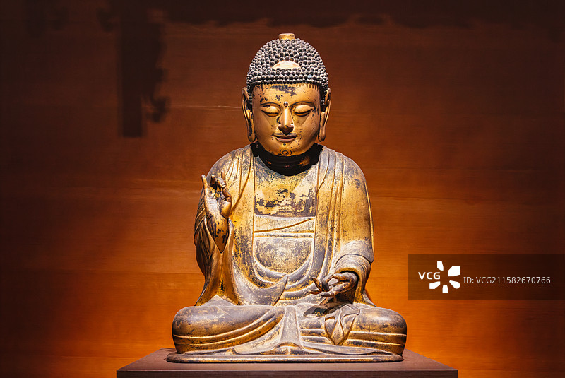 韩国首尔特别市，国立中央博物馆，雕塑·工艺馆，佛教雕刻室，木造如来坐像，木头，朝鲜王朝17/18世纪图片素材