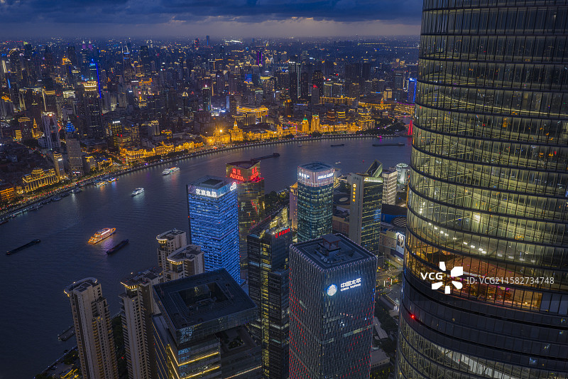 从上海中心看黄浦江对岸百年外滩建筑群图片素材