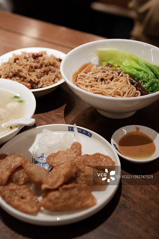 闽南传统小吃 泉州小吃 炸鱼卷 咸饭 拌面图片素材