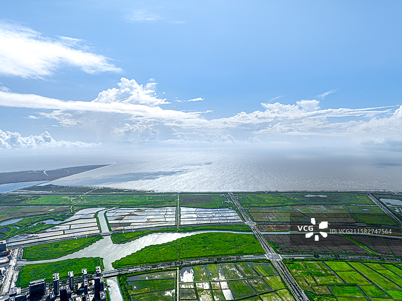 世纪塘路防洪堤 航拍长江入海口滩涂湿地 长三角平原海滨生态 中国东海上海浦东南汇嘴 临港新城天空之镜图片素材