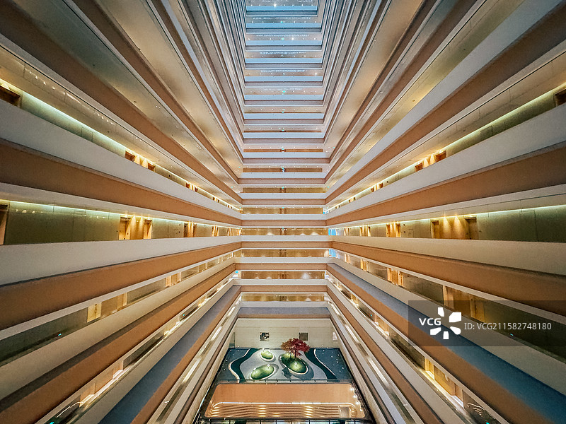 高层酒店内部壮观的中庭图片素材